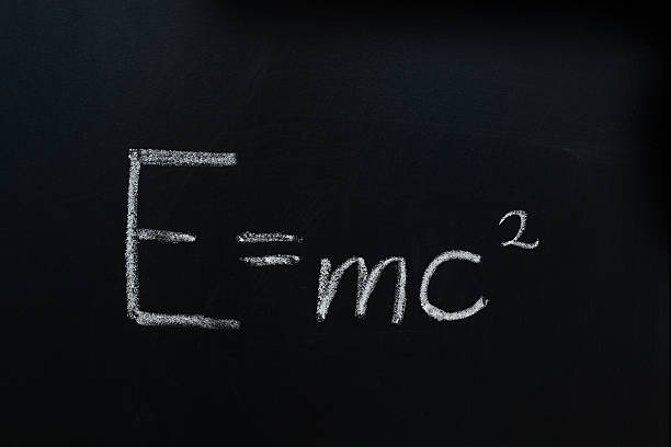 математические формулы e = mc2 на доски - e=mc2 стоковые фото и изображения