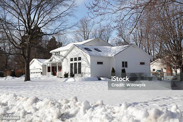 Home Casa Inverno Neve Lavrado Suburbanos Neighborhood - Fotografias de stock e mais imagens de Neve
