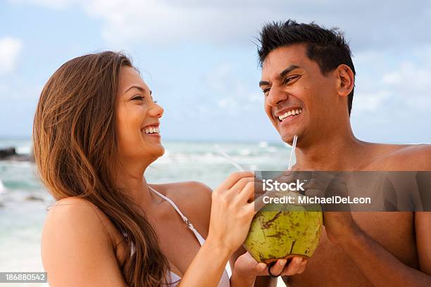 Coppia Sulla Costa Nord Di Kauai Hawaii - Fotografie stock e altre immagini di Acqua - Acqua, Bibita, Cultura hawaiana