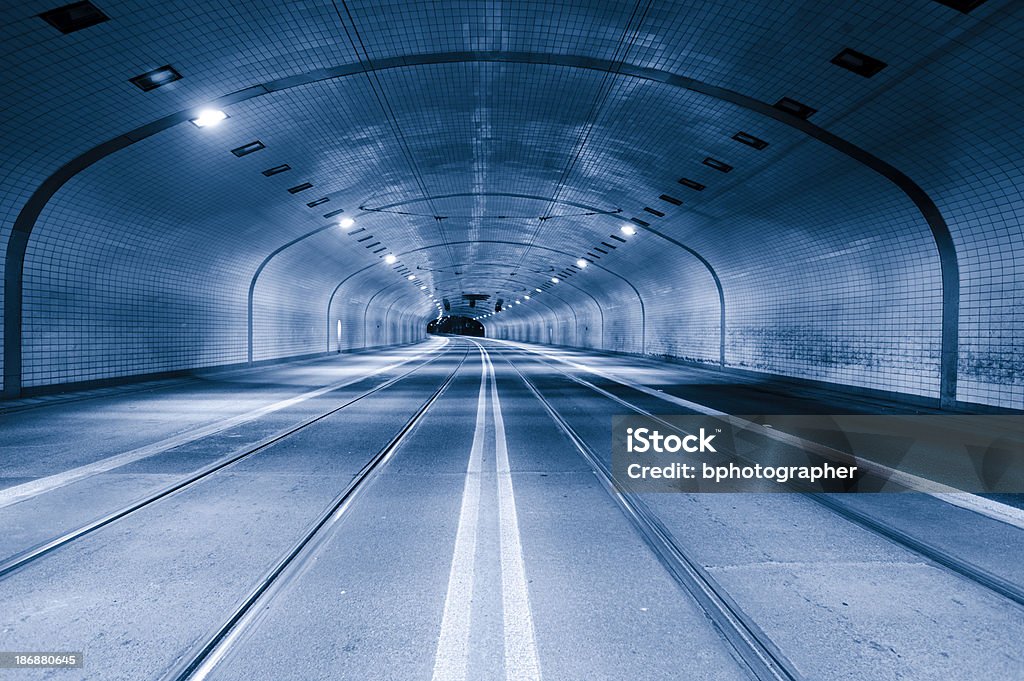 Vacío del túnel en la noche - Foto de stock de Azul libre de derechos