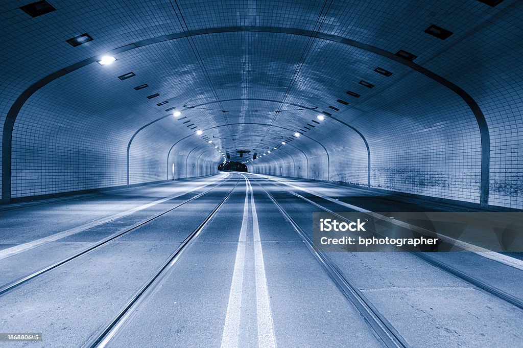 Vuoto tunnel di notte - Foto stock royalty-free di Attrezzatura per illuminazione