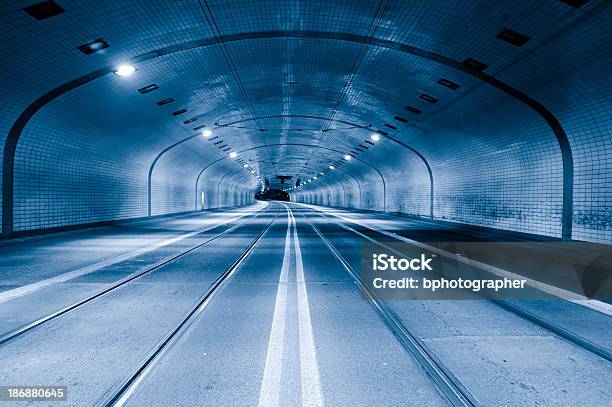 Vuoto Tunnel Di Notte - Fotografie stock e altre immagini di Attrezzatura per illuminazione - Attrezzatura per illuminazione, Autostrada, Blu