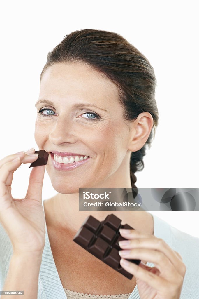 Hübsche Frau Essen eine Schokolade gegen Weiß - Lizenzfrei Schokolade Stock-Foto
