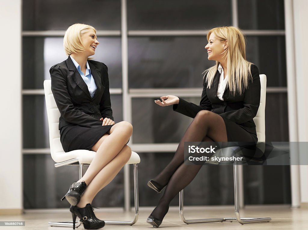 Allegro business donna parlando. - Foto stock royalty-free di Due persone