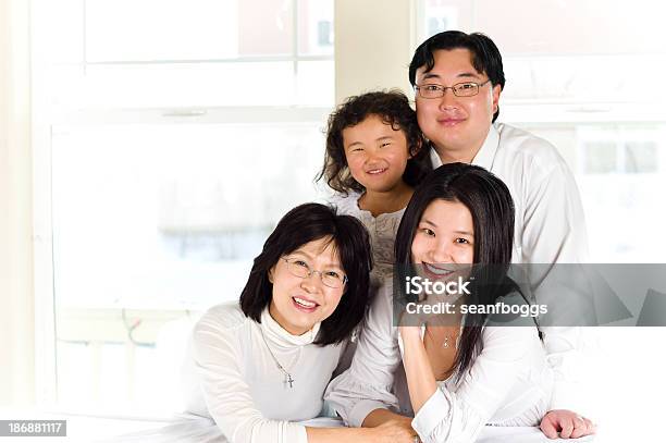 Retrato De Família Asiáticaamericano - Fotografias de stock e mais imagens de Branco - Branco, Conceito, Criança