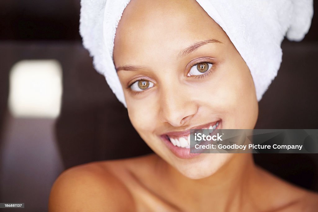 Retrato de un sonriente Joven mujer envuelto en toalla - Foto de stock de 18-19 años libre de derechos