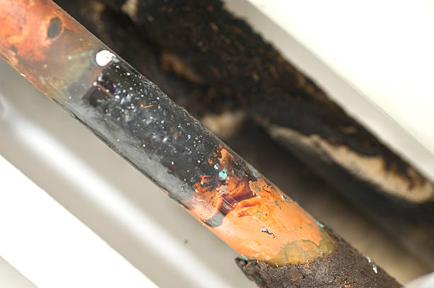 tubo che perde arrugginito - water pipe rusty dirty equipment foto e immagini stock