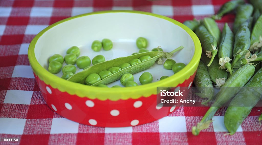 フレ��ッシュなグリーンエンドウ豆 - テーブルクロスのロイヤリティフリーストックフォト