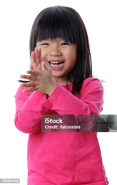 Sorridente Menina Bater Palmas Mãos - Fotografias de stock e mais imagens de Bater Palmas - Bater Palmas, Criança, Raparigas