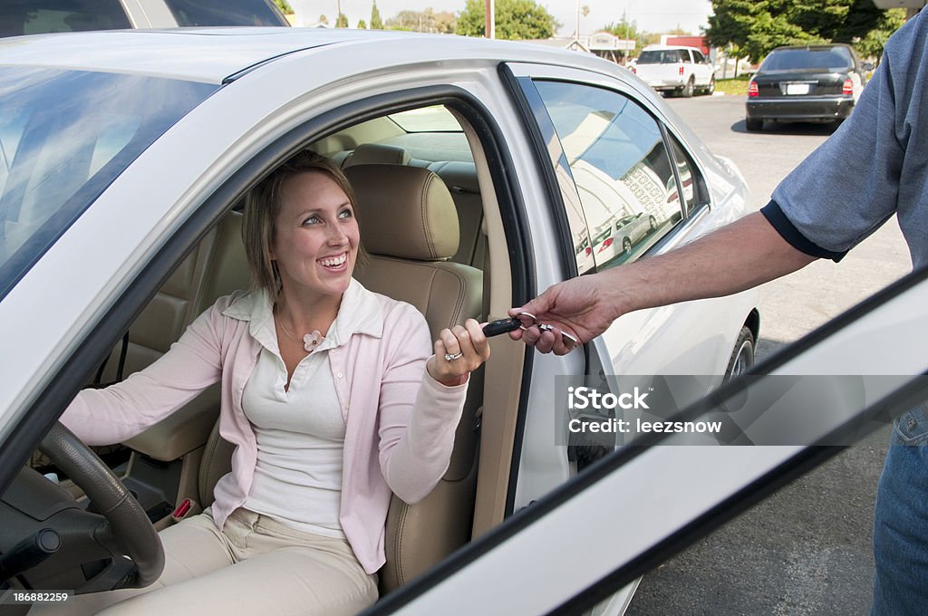 Auto naprawa Serviceman przekazanie kluczy do klienta - Zbiór zdjęć royalty-free (Dorosły)