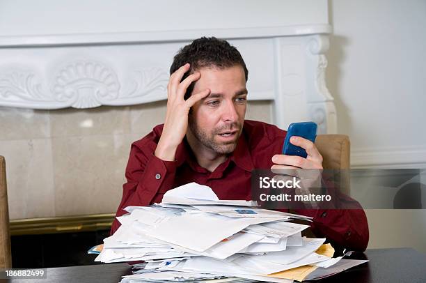 Frustrato Uomo In Debito - Fotografie stock e altre immagini di Stress emotivo - Stress emotivo, Uomini, Valuta