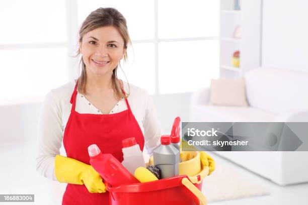 Foto de Jovem Maid Com Bucketful Olhando Para A Câmera e mais fotos de stock de Empregrada de limpeza - Empregrada de limpeza, Acabando, Adulto