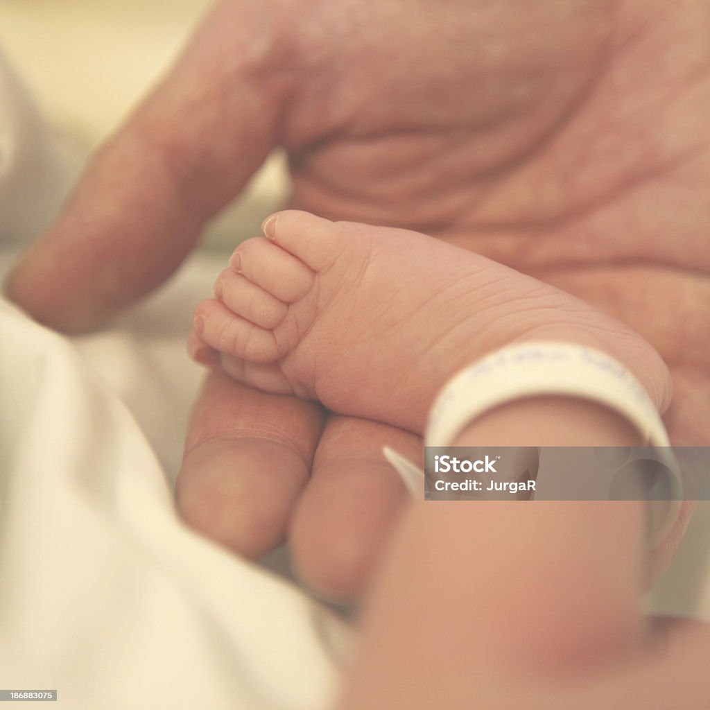 Father's Hand hält kleine Füße ein Neugeborenes Baby - Lizenzfrei 0-1 Monat Stock-Foto