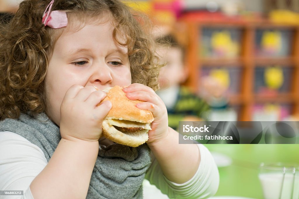 Hamburger und Mädchen - Lizenzfrei Kind Stock-Foto