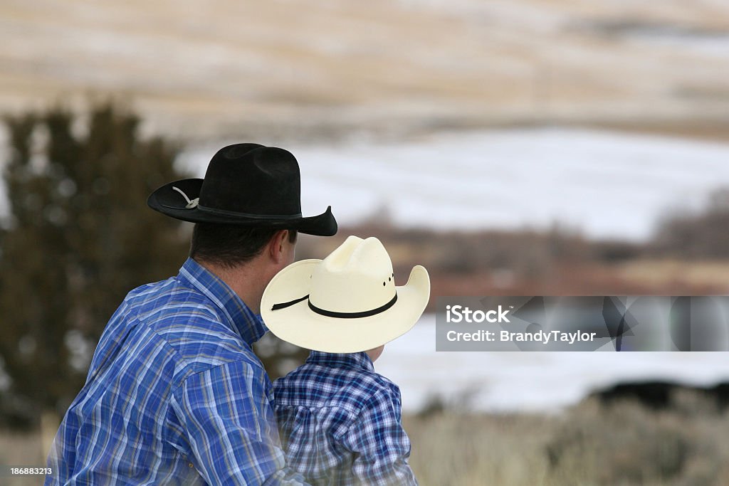Отец и Сын - Стоковые фото Ковбойская шляпа роялти-фри