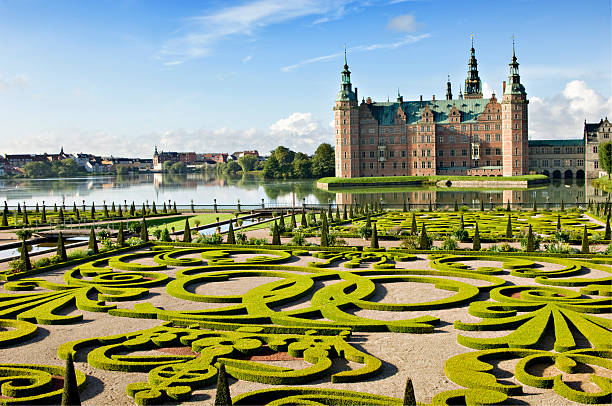 castello di frederiksborg e giardini, hillerød danimarca. - danimarca foto e immagini stock
