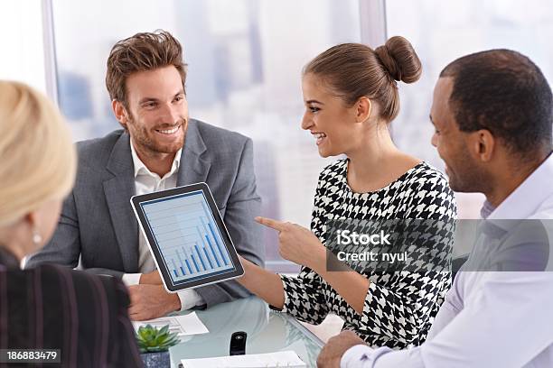 Businessmeeting Con Comprimido Foto de stock y más banco de imágenes de 20 a 29 años - 20 a 29 años, 25-29 años, Adulto