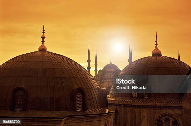 Mezquita En Estambul Turquía Foto de stock y más banco de imágenes de Hagia Sophia - Estambul - Hagia Sophia - Estambul, Anochecer, Arquitectura