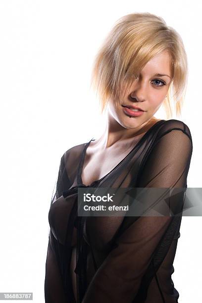 Jovem Mulher Em Uma Blusa Transparente - Fotografias de stock e mais imagens de 20-29 Anos - 20-29 Anos, Adulto, Beleza