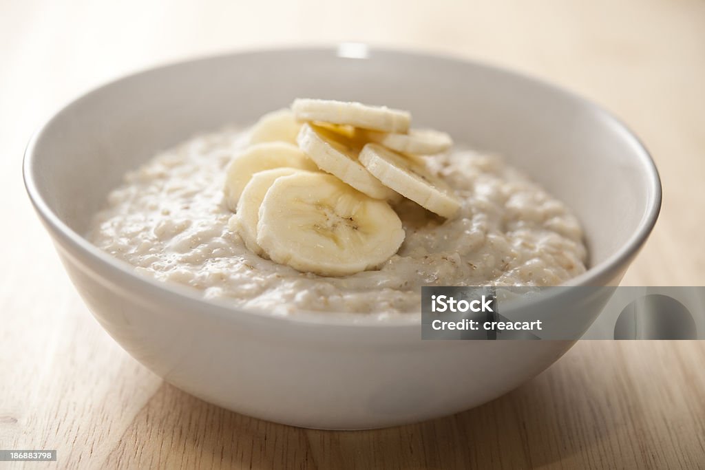 Schüssel Haferbrei mit Banane in Scheiben geschnittene - Lizenzfrei Haferbrei Stock-Foto