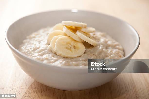 Piatto Di Porridge Con Fette Di Banana - Fotografie stock e altre immagini di Porridge - Porridge, Banana - Frutto tropicale, Scodella