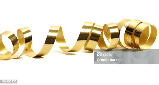 Golden Luftschlange Über Weiß Stockfoto und mehr Bilder von Luftschlange - Luftschlange, Goldfarbig, Freisteller – Neutraler Hintergrund