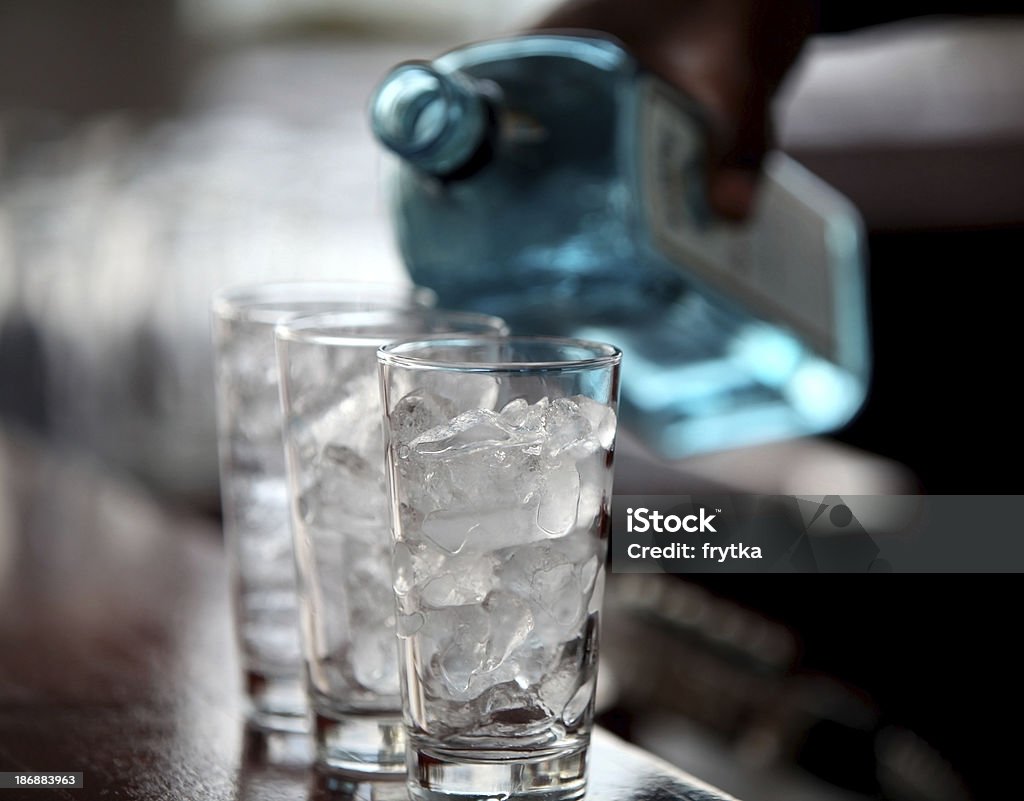 Y cubos de hielo líquido - Foto de stock de Ginebra - Licores de alta graduación libre de derechos