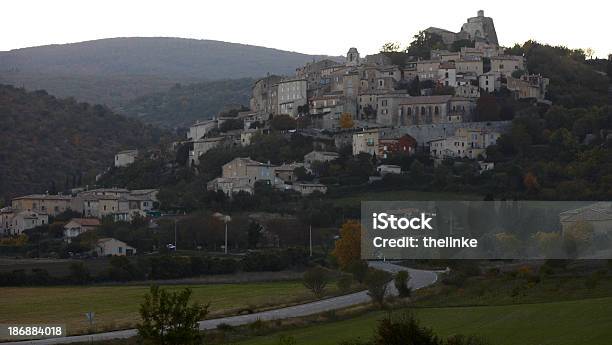 Foto de Simianelarotonde e mais fotos de stock de Aldeia - Aldeia, Alpes-de-Haute-Provence, Colina