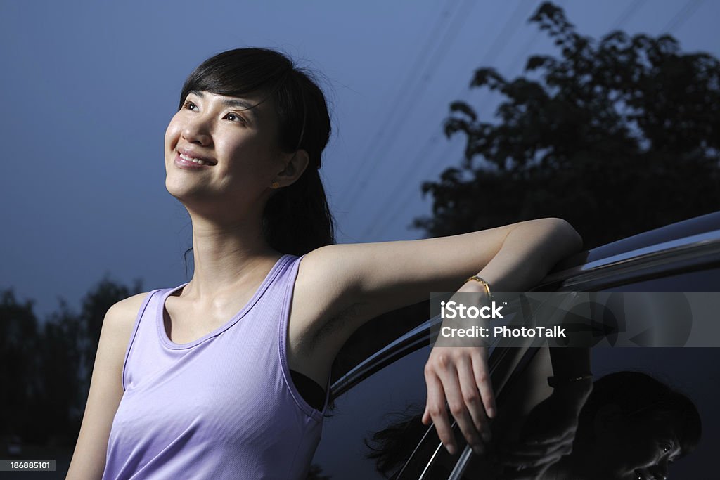 Felice donna contro un auto-XLarge - Foto stock royalty-free di Adolescente