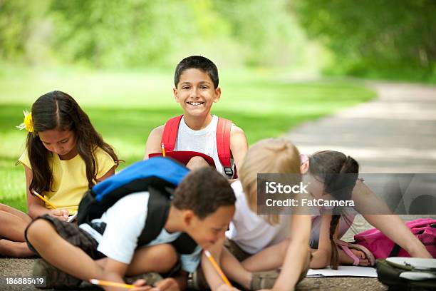 Photo libre de droit de Retour À Lécole banque d'images et plus d'images libres de droit de 6-7 ans - 6-7 ans, 8-9 ans, Amitié