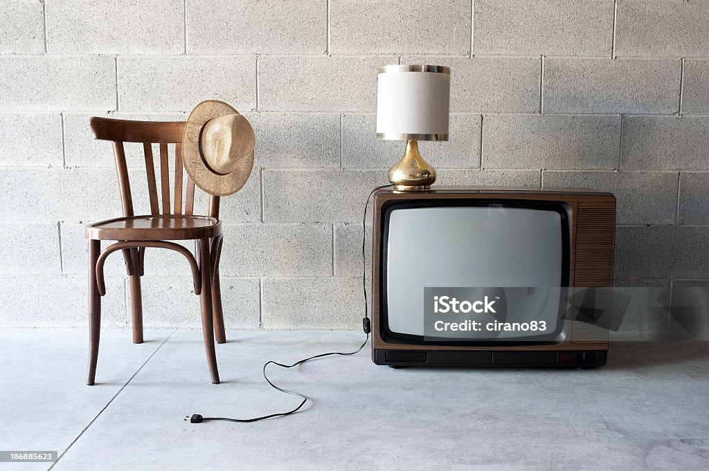 Cappello con sedia, lampada e vecchio televisore - Foto stock royalty-free di 1960-1969