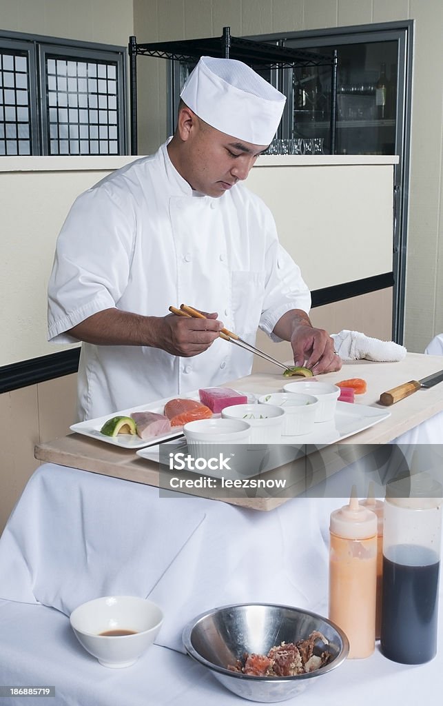 Chef preparar un plato de pescado crudo artístico - Foto de stock de Adulto libre de derechos