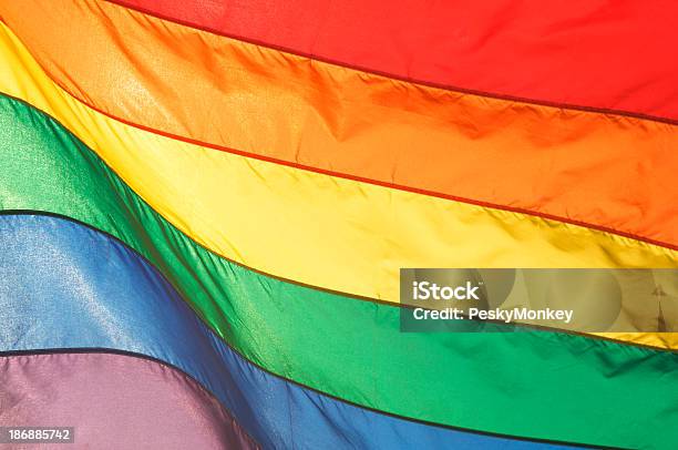 Bandiera Del Gay Pride Di Arcobaleno Brillare In Condizioni Di Luce - Fotografie stock e altre immagini di Pride - Evento LGBTQI