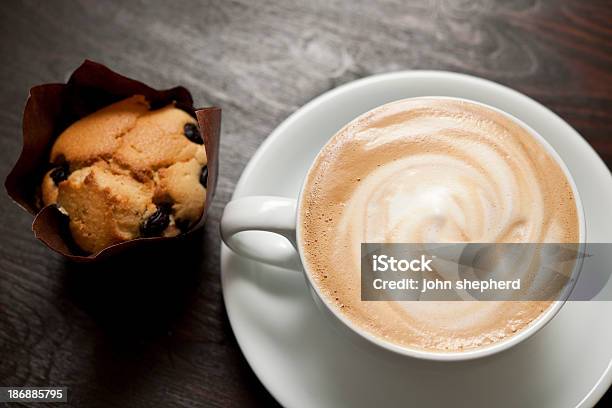 Creamy Cappuccino Z Muffin Z Jagodami - zdjęcia stockowe i więcej obrazów Cappuccino - Cappuccino, Bez ludzi, Fotografika