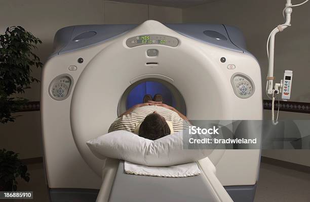 Człowiek W Skanerze 2 - zdjęcia stockowe i więcej obrazów Skan PET - Skan PET, Tomografia komputerowa, Rak - Nowotwór