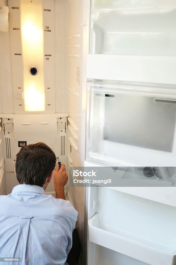 Mann reparieren Kühlschrank - Lizenzfrei Kühlschrank Stock-Foto