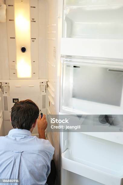 Mann Reparieren Kühlschrank Stockfoto und mehr Bilder von Kühlschrank - Kühlschrank, Reparieren, Arbeiten