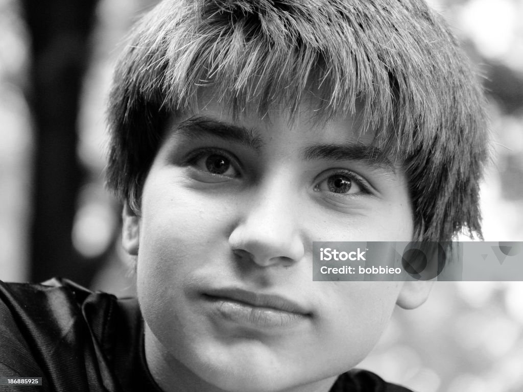teen retrato B & W-boy - Foto de stock de Adolescente royalty-free