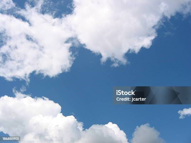 Niebo I Chmury - zdjęcia stockowe i więcej obrazów Niebieski - Niebieski, Chmura, Bezchmurne niebo