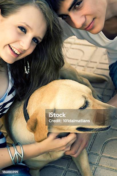 Junges Paar Und Süßer Hund Stockfoto und mehr Bilder von 16-17 Jahre - 16-17 Jahre, Attraktive Frau, Blick in die Kamera