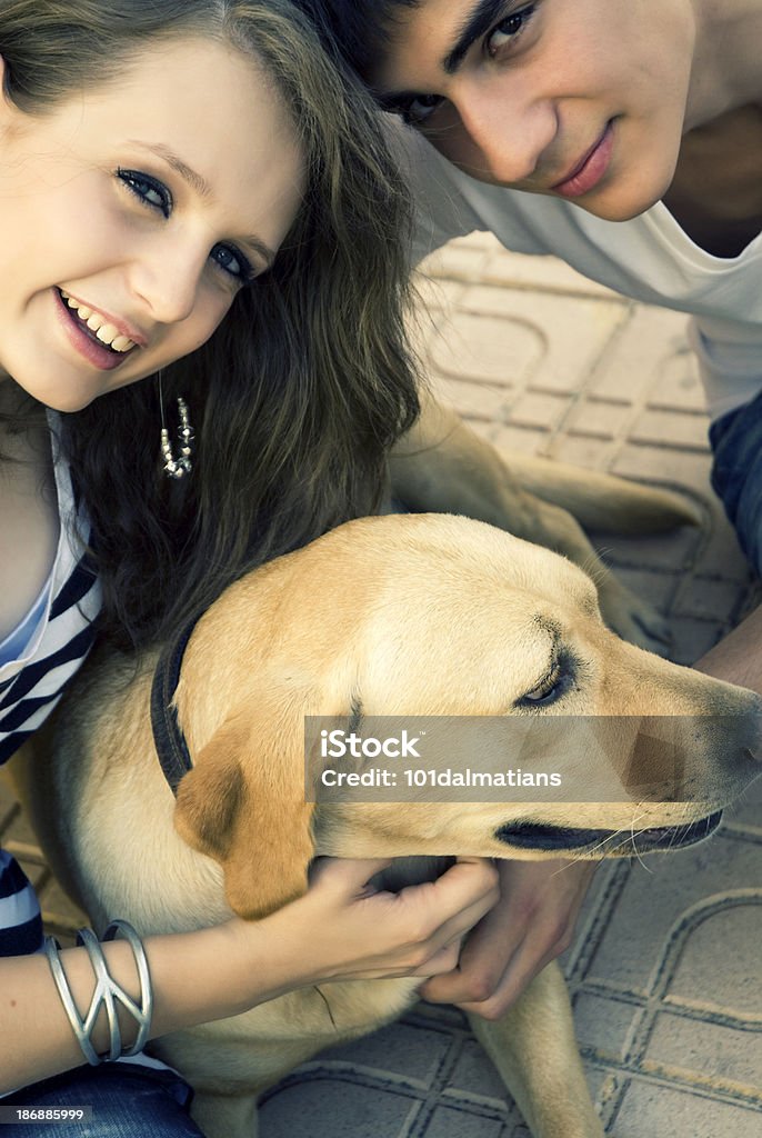 Giovane coppia e cane dolce - Foto stock royalty-free di 16-17 anni