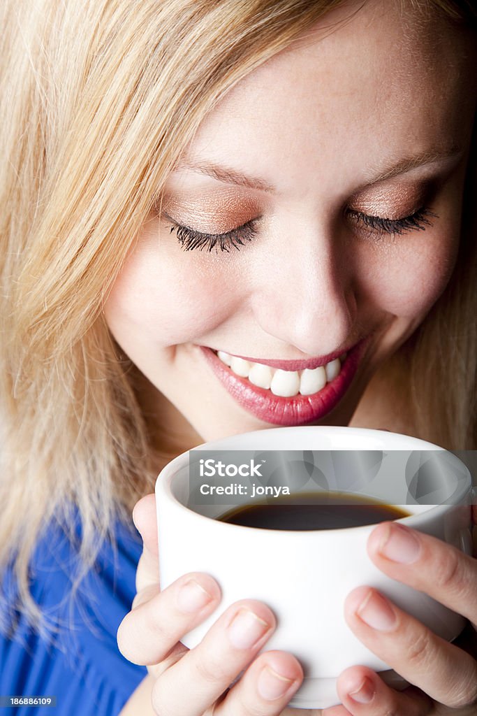 close-up de mulher bebendo café - Foto de stock de 20-24 Anos royalty-free