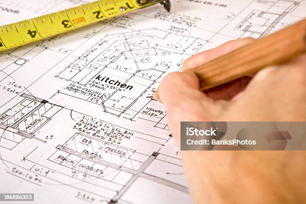 Weibliche Hand Holding Carpenters Bleistift Auf Pläne Mit Maßband Stockfoto und mehr Bilder von Architektonisches Detail