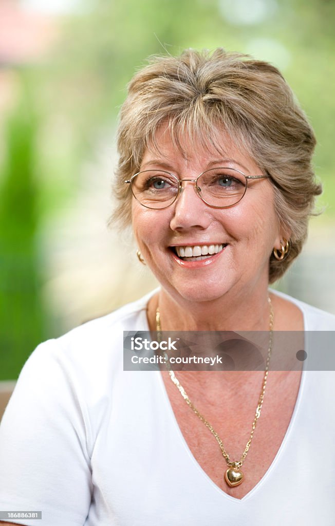 Felice donna anziana sorridente - Foto stock royalty-free di 55-59 anni