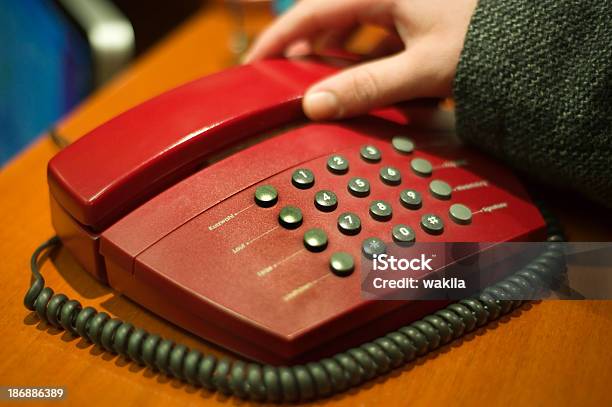 Fazendo Uma Chamada De Telefone Vermelho - Fotografias de stock e mais imagens de A usar um telefone - A usar um telefone, Analisar, Ansiedade