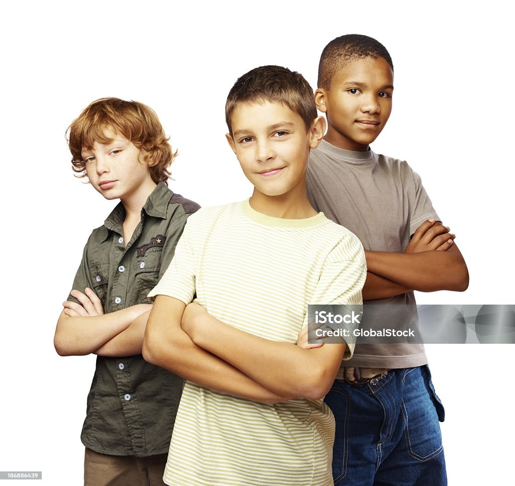 Trzech chłopców z Skrzyżowane ręce na białym - Zbiór zdjęć royalty-free (Skrzyżowane ręce)