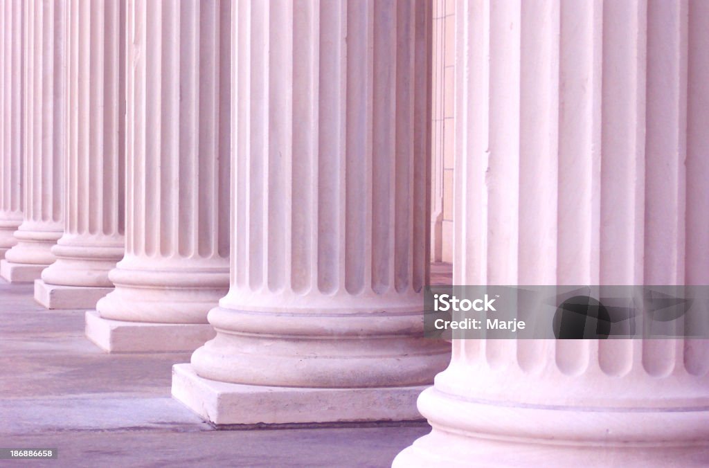 Różowy kolumny - Zbiór zdjęć royalty-free (Budynek sądu)