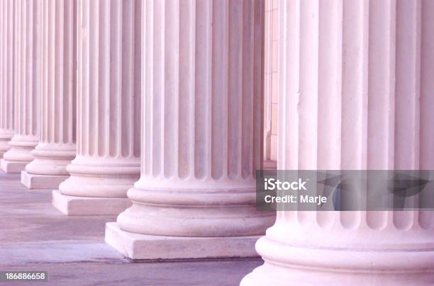 Różowy Kolumny - zdjęcia stockowe i więcej obrazów Budynek sądu - Budynek sądu, Kolumna architektoniczna, System prawny
