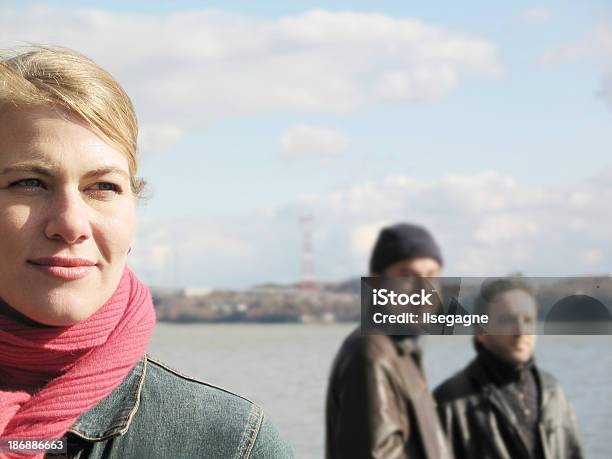 Junge Frau Und Ihre Freundinnen Im Freien Stockfoto und mehr Bilder von Bildschärfe - Bildschärfe, Blondes Haar, Drei Personen