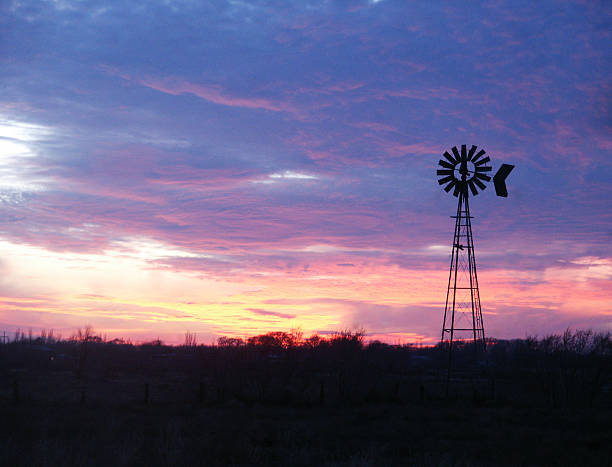 new mexico tramonto con mulino a vento - roswell foto e immagini stock